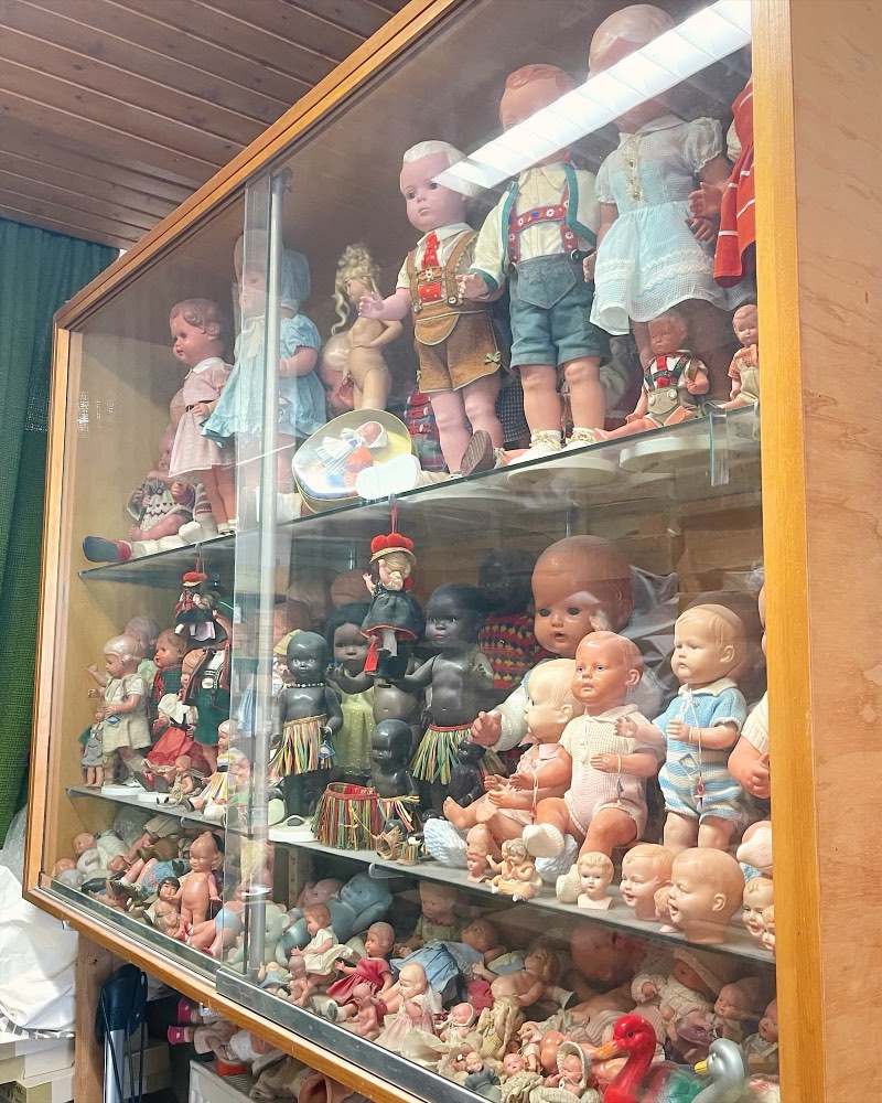 Vitrine mit alten Schildkröt-Puppen