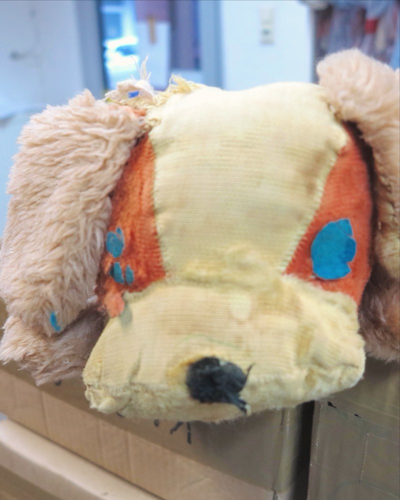 Stoffhund mit aufgerissenem Bezug
