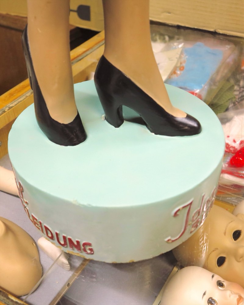 Schuh und Sockel restauriert und neu lackiert