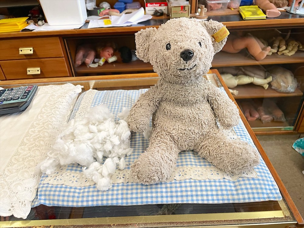 Teddybär bekommt neue Füllung auf der Werkbank
