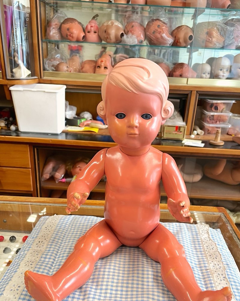 Puppe mit neu bemalten Haaren