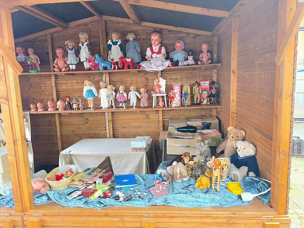 Holzbude der Puppenklinik voller Puppen auf dem Historischen Markt in Bad Essen
