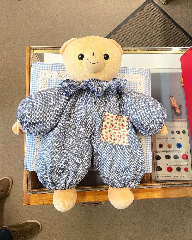 Stoffteddy im neuen blau-weißen Anzug