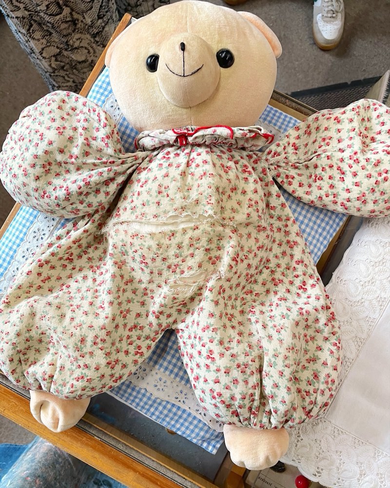 Stoffteddy im alten, verwaschenen Anzug