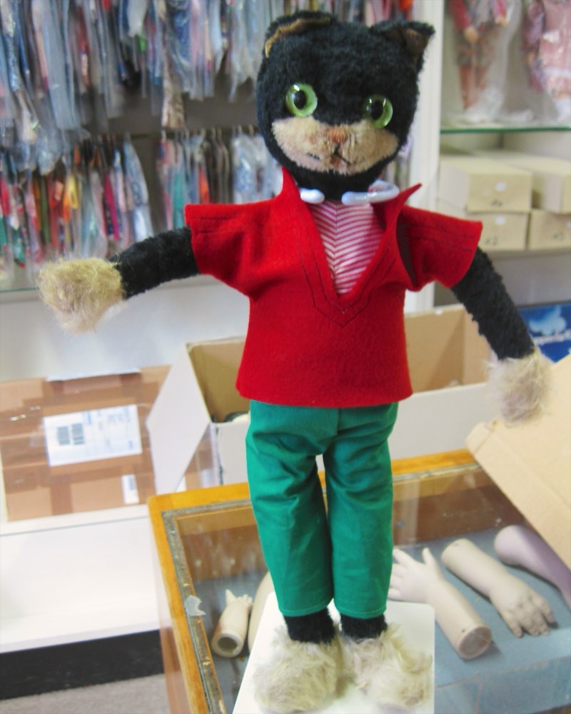 Stoffkater in roter Jacke und grüner Hose